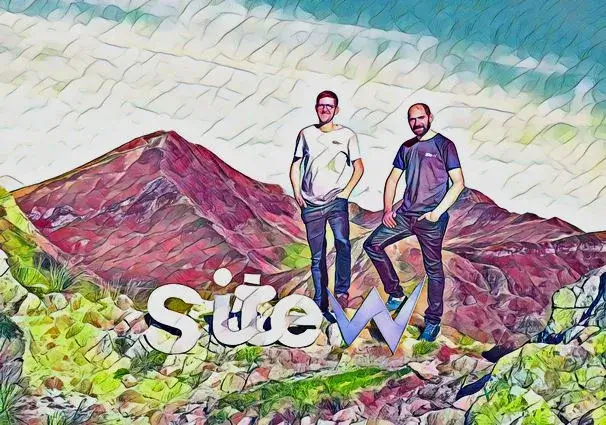 Fabien et Cédric, fondateurs de SiteW, face aux monts du Cantal