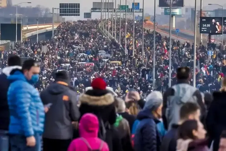 Manif en Serbie contre le projet de mine à Loznica