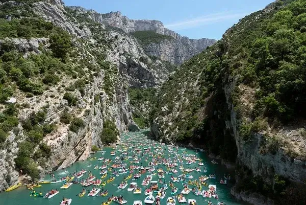 Accumulation de bateaux dans les gorges du Verdon, par Natacha de Mahieu