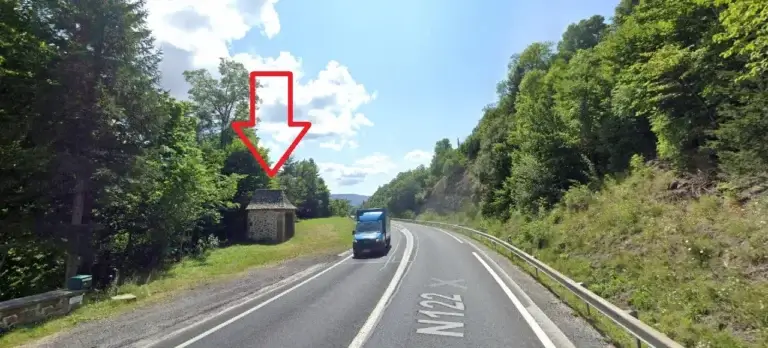 Capture Google Maps montrant l'oratoire de Sériès en bordure de la RN122