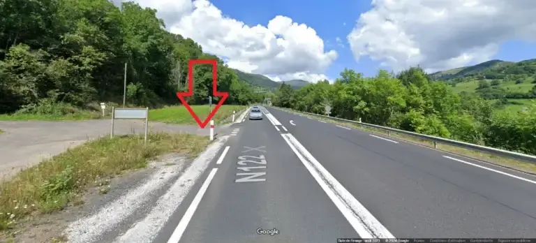 Capture Google Maps montrant la route à 3 voies que le randonneur doit traverser sans aucune sécurité