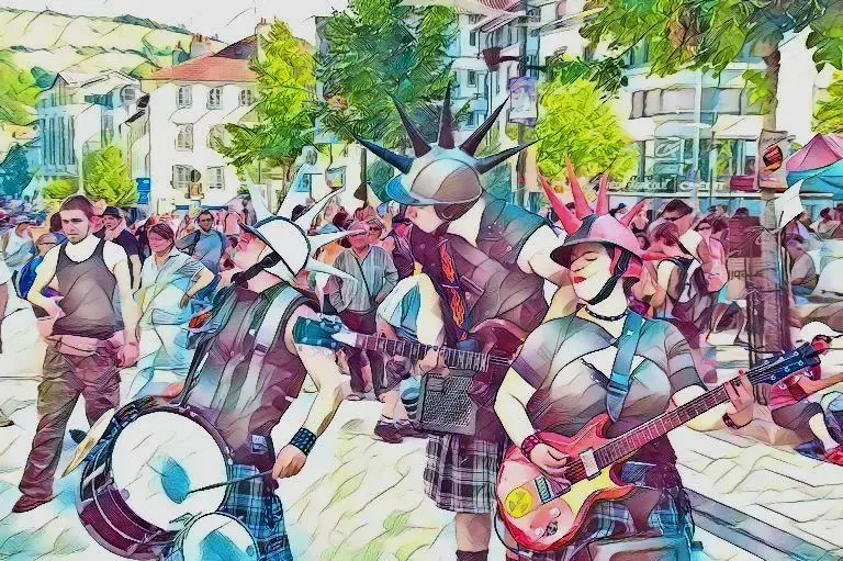 Musiciens et spectacteurs au festival international de théâtre de rue d'Aurillac